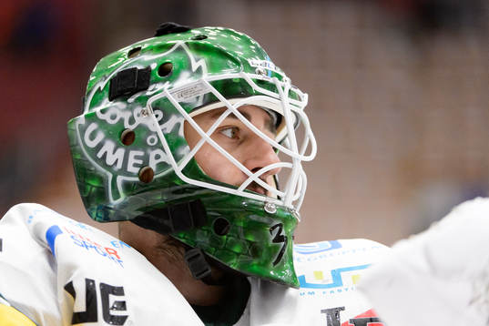 Björklövens målvakt Joe Cannata innan ishockeymatchen i