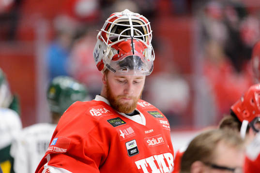 Timrås goalkeeper Merle Frohms innan ishockeymatchen i