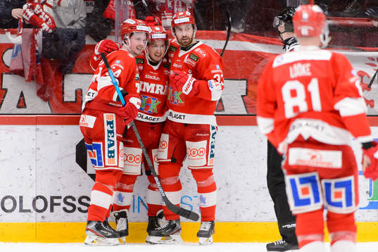 Timrås Filip Lander jublar med lagkamrater