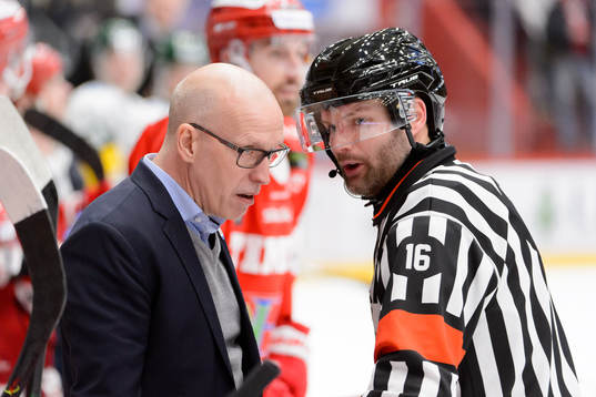 Timrås tränare Fredrik Andersson pratar med domaren