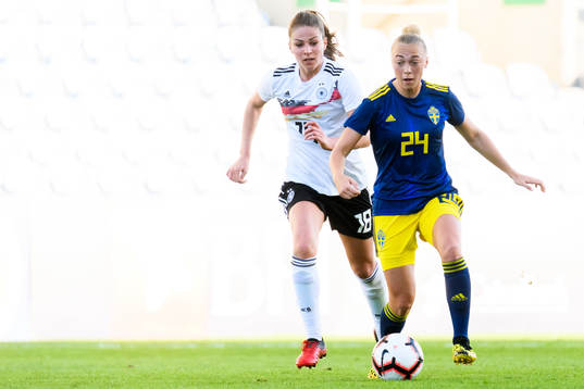 Melanie Leupolz of Germany and Hanna Bennison of Sweden