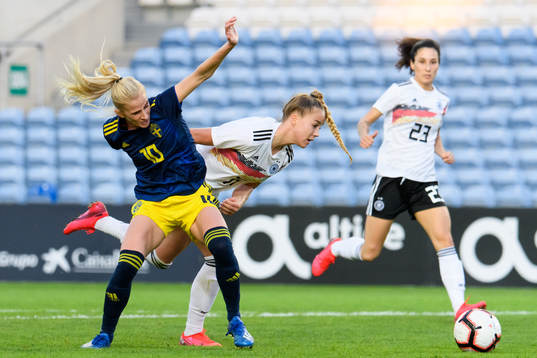 Sofia Jakobsson of Sweden in a situation with Giulia Gwinn