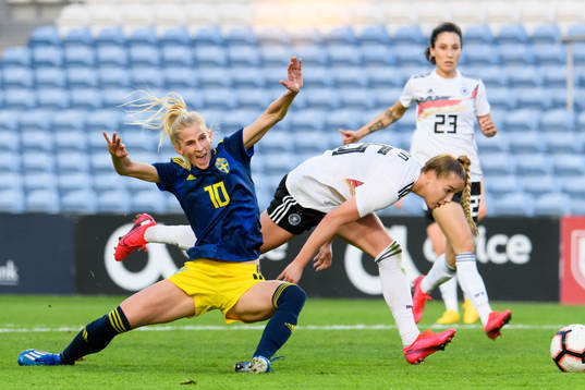 Sofia Jakobsson of Sweden in a situation with Giulia Gwinn