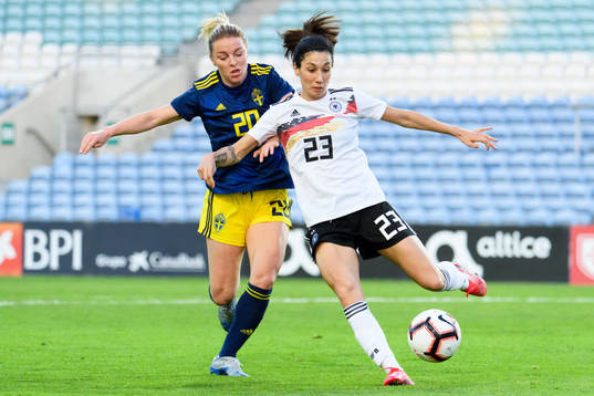 Mimmi Larsson of Sweden and Sara Doorsoun of Germany