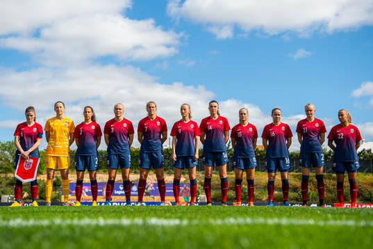 Maren Mjelde, goalkeeper Cecilie Hauståker Fiskerstrand,