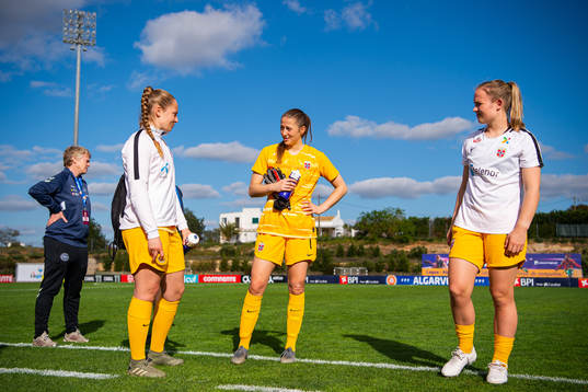 Goalkeepers Aurora Mikalsen, Cecilie Hauståker