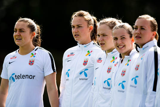 Vilde Bøe Risa, Caroline Graham Hansen and the players of