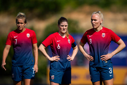 Elise Thorsnes, Maren Mjelde and Maria Thorisdottir of