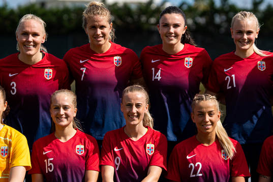 Maria Thorisdottir (2nd row), Elise Thorsnes, Ingrid