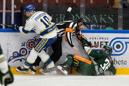 Leksands Johan Fransson och Domare Linus Öhlund och