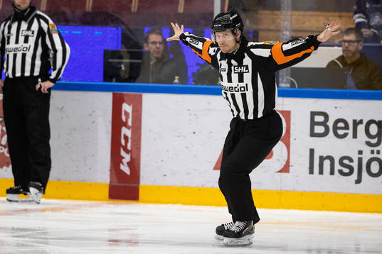 Domare Andreas Harnebring dömer bort Leksands 2-1 mål