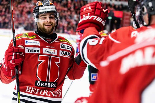 Örebros Aaron Irving jublar