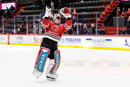 Örebros målvakt Dominik Furch jublar
