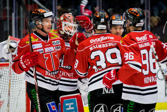 Örebrospelarna jublar framför målvakt Dominik Furch