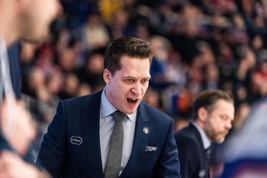 Växjös tränare Sam Hallam reagerar
