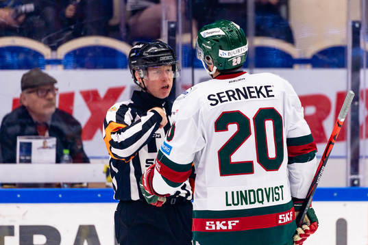 Frölundas Joel Lundqvist pratar med Domare Pehr Claesson