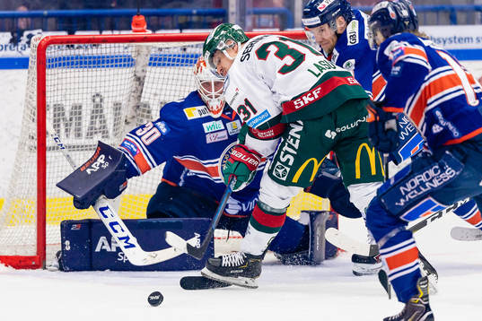 Frölundas Nicklas Lasu oroar framför Växjös målvakt