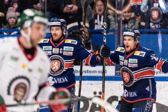 Växjös Erik Josefsson och Brendan Shinnimin jublar