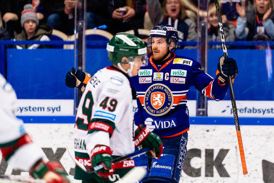 Växjös Erik Josefsson jublar