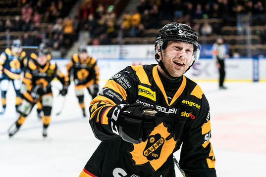 Skellefteås Oscar Möller jublar