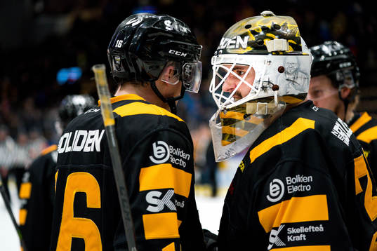Skellefteås Linus Lindström och målvakt Gustaf Lindvall