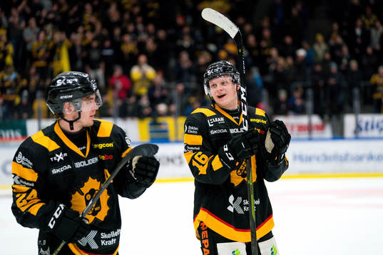 Skellefteås Andreas Wingerli  och Linus Lindström jublar