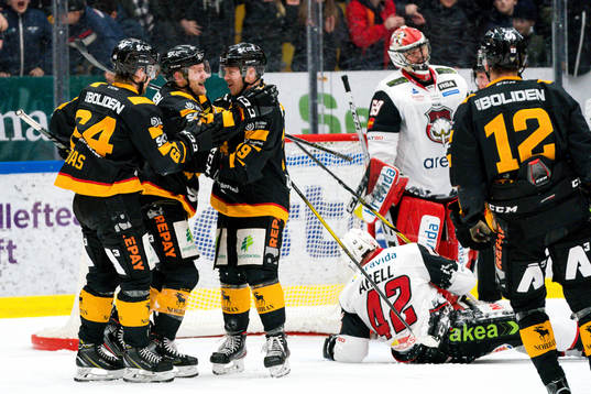 Skellefteås Tuomas Kiiskinen gör 2-0 och jublar