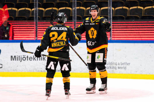 Skellefteås Andreas Wingerli och Robin Alvarez jublar
