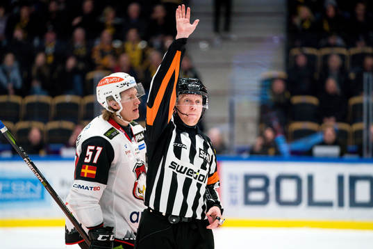 Domaren Mikael Holm och Malmö Redhawks Emil Sylvegård