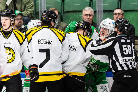 Brynäs Niclas Andersén och Rögles Anton Bengtsson