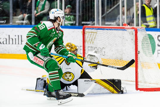 Rögles Dennis Everberg gör 2-0 på straff bakom Brynäs
