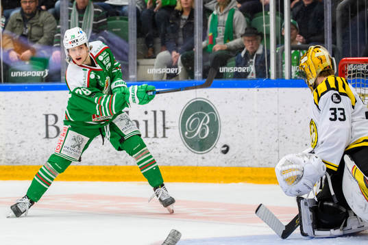Rögles Dominik Bokk skjuter mot Brynäs målvakt Joacim