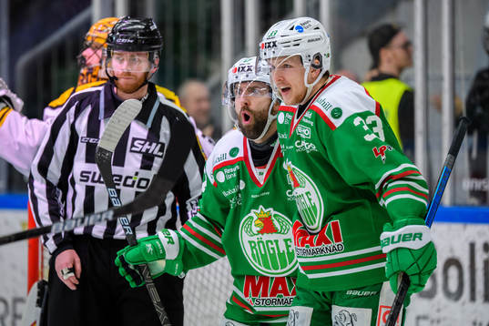 Rögles Taylor Matson jublar med Niklas Hansson