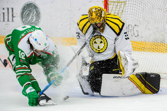 Rögles Dennis Everberg och Brynäs målvakt Joacim