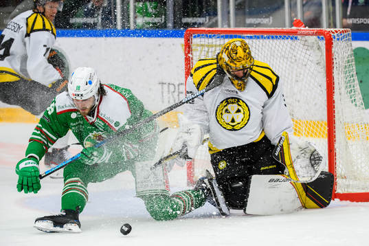 Rögles Dennis Everberg och Brynäs målvakt Joacim