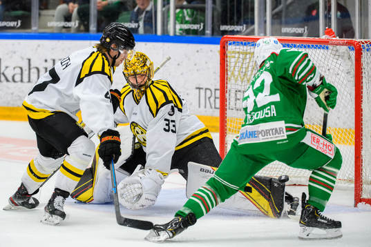 Rögles Chris Desousa med målchans mot Brynäs Brynäs