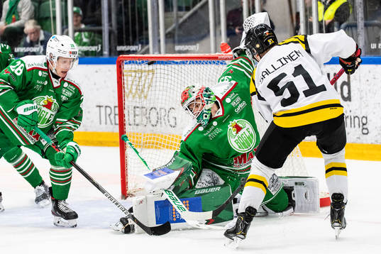 Brynäs Tomi Sallinen gör 2-2 bakom Rögles målvakt Roman