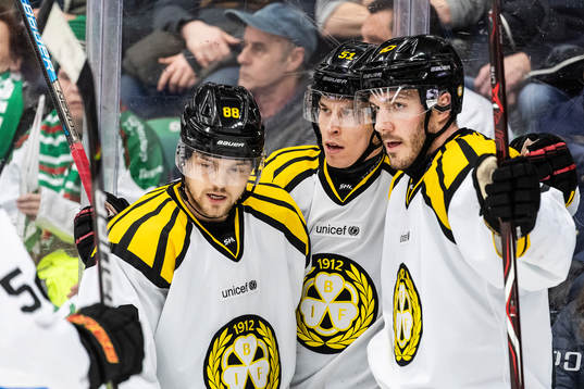 Brynäs Tomi Sallinen och Jaedon Descheneau jublar