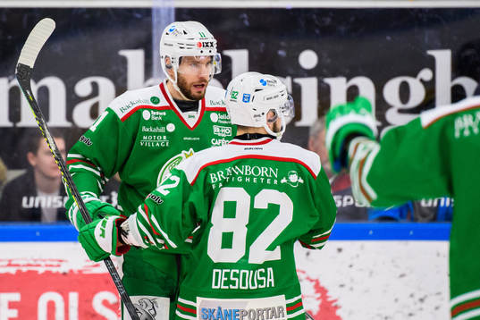 Rögles Mattias Sjögren jublar med Chris Desousa