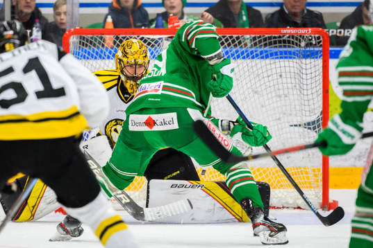 Rögles Erik Andersson gör 4-2 bakom Brynäs målvakt