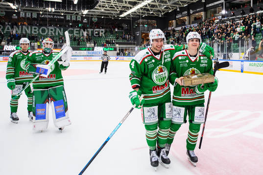 Rögles Kodie Curran och Melker Eriksson jublar