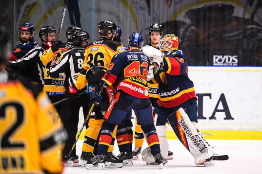 Djurgårdens målvakt Niklas Svedberg i bråk med Luleås