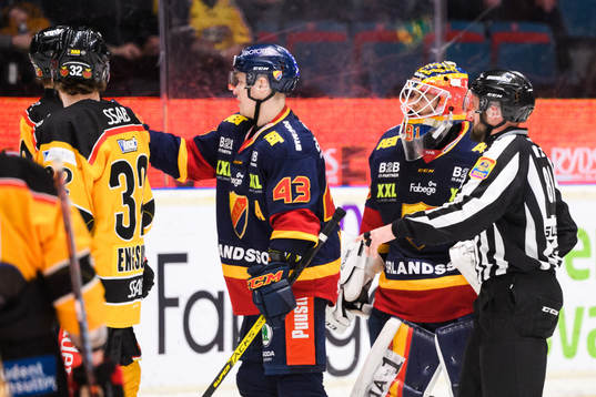 Djurgårdens målvakt Niklas Svedberg och Tom Nilsson bråk