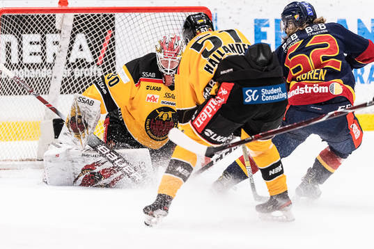 Djurgårdens Manuel Ågren gör 2-1 bakom Luleås målvakt