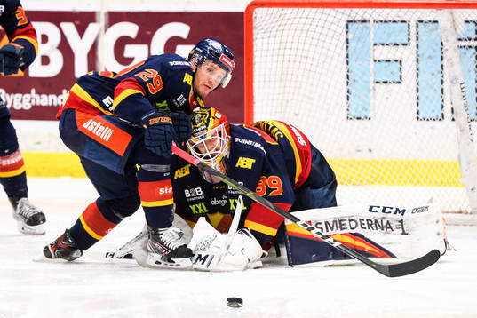 Djurgårdens Sebastian Strandberg och målvakt Niklas