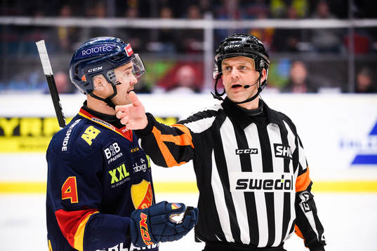 Djurgårdens Marcus Högström i samtal med domare Mikael