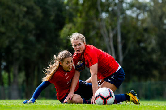 Goalkeeper Cecilie Hauståker Fiskerstrand and Lisa-Marie