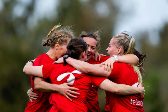 Kristine Minde, Therese Sessy Åsland and teammates of the