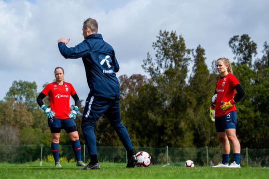 Goalkeepers Aurora Mikalsen and Oda Maria Hove Bogstad