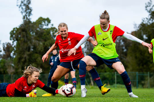 Goalkeeper Oda Maria Hove Bogstad, Lisa-Marie Karlseng